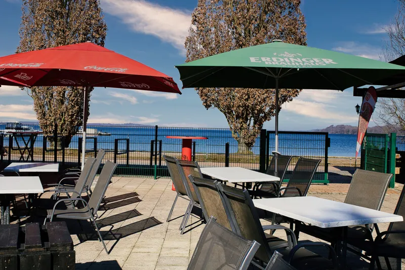 Terrasse mit Sonnenschirmen direkt am Wasser
