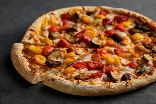 Vegetarische Steinofenpizza Verdure Grigliate mit gegrilltem Gemüse